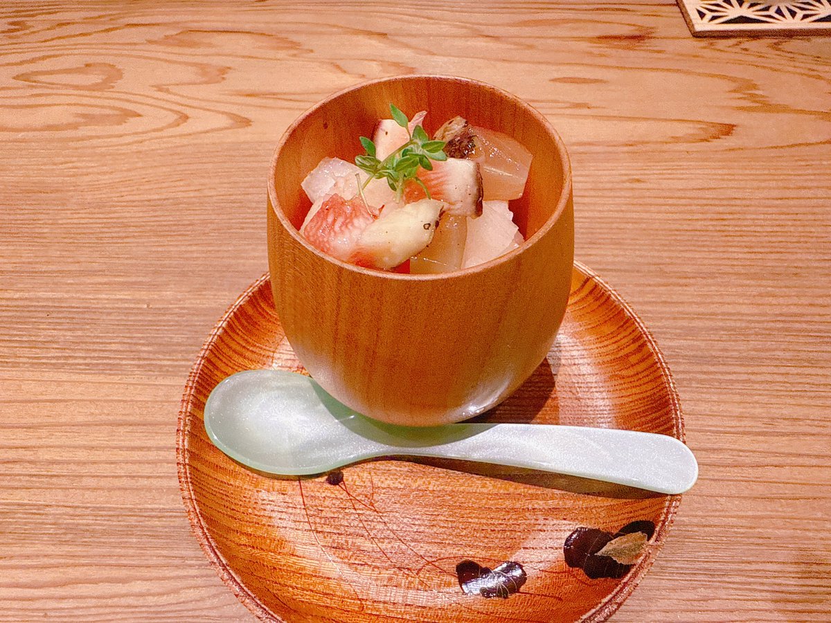 📍京味 もと井③
ハヤシライス
TKG
杏仁豆腐
マッマのお誕生日だったので🩷お、美味しすぎた、、美味しすぎてびっくりした、、
〆３食べて満腹😂
次の予約来年の10月なので大将と恒例の日本最速良いお年をした^_^面白い店員さんとも話せて良かった^_^✊