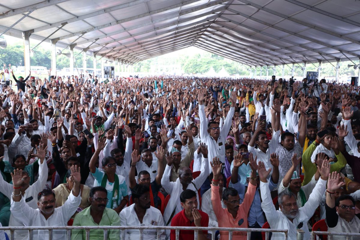 yadavtejashwi's tweet image. अतिपिछड़ा अब वोट बैंक नहीं बल्कि पावर बैंक बनेगा। अतिपिछड़ा अब सरकार बनाएंगे नहीं बल्कि अब खुद ही सरकार बनेंगे।

आज पटना के वेटनरी कॉलेज मैदान में “कर्पूरी अतिपिछड़ा अधिकार संवाद” में प्रदेश के कोने कोने से आए अतिपिछड़ा वर्ग के प्रेमियों से सार्थक संवाद हुआ।  #EBC #Bihar #RJD…