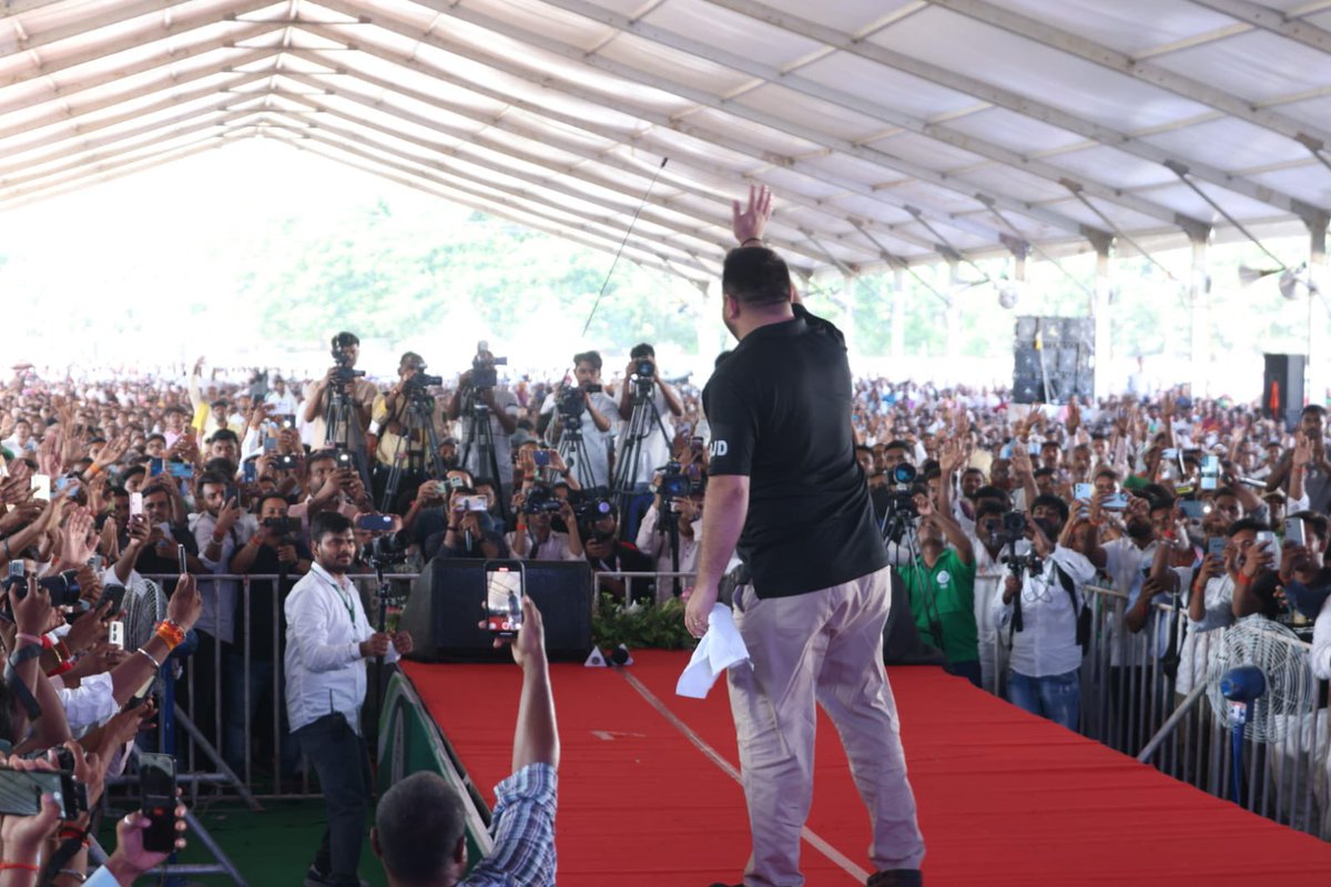 yadavtejashwi's tweet image. अतिपिछड़ा अब वोट बैंक नहीं बल्कि पावर बैंक बनेगा। अतिपिछड़ा अब सरकार बनाएंगे नहीं बल्कि अब खुद ही सरकार बनेंगे।

आज पटना के वेटनरी कॉलेज मैदान में “कर्पूरी अतिपिछड़ा अधिकार संवाद” में प्रदेश के कोने कोने से आए अतिपिछड़ा वर्ग के प्रेमियों से सार्थक संवाद हुआ।  #EBC #Bihar #RJD…