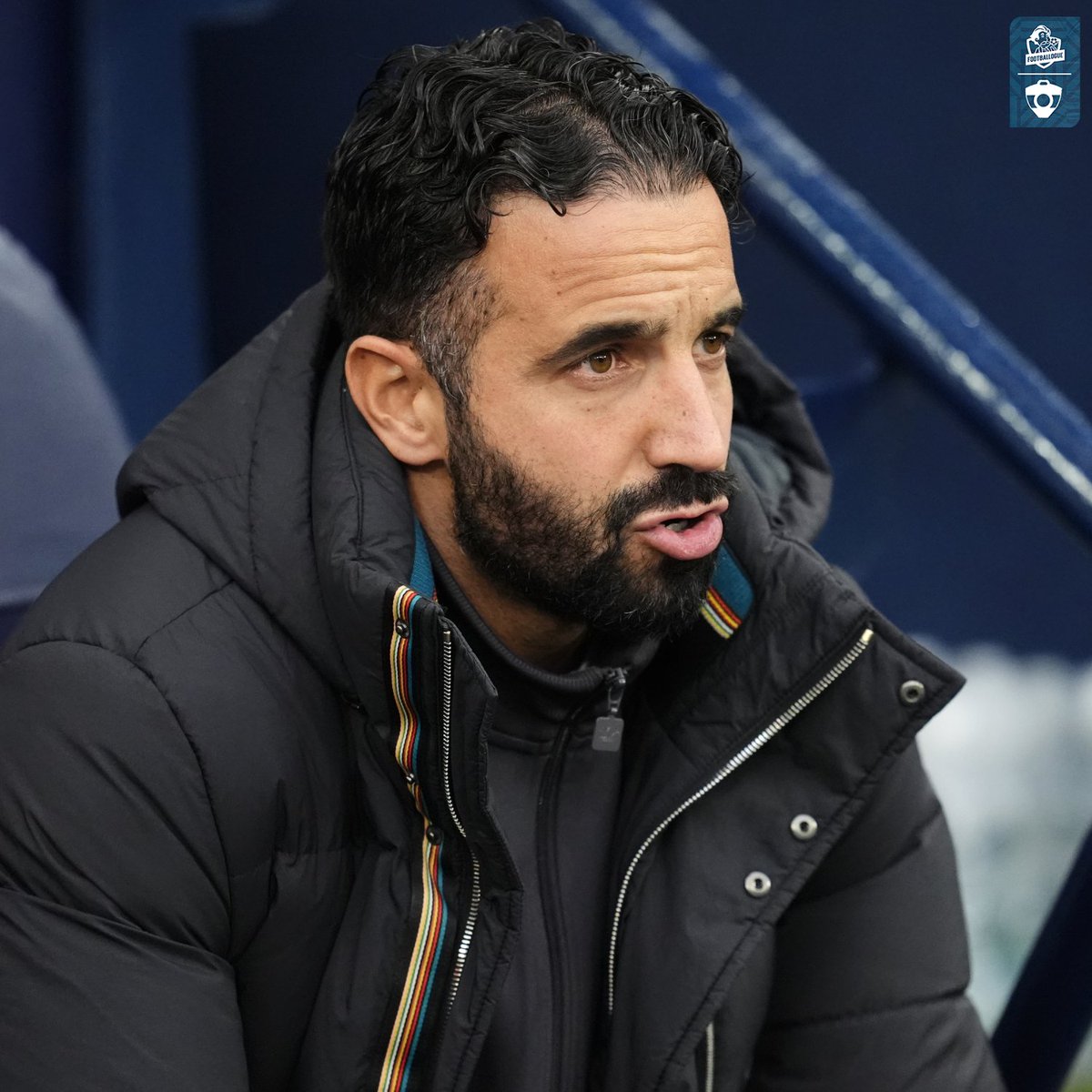 Footballogue's tweet photo. Défaite 3-1 contre Brentford aujourd'hui : Manchester United n'a toujours pas gagné 𝟮 𝗠𝗔𝗧𝗖𝗛𝗦 𝗗'𝗔𝗙𝗙𝗜𝗟𝗘́𝗘 𝗘𝗡 𝗣𝗥𝗘𝗠𝗜𝗘𝗥 𝗟𝗘𝗔𝗚𝗨𝗘 depuis l'arrivée de Ruben Amorim. ❌❌

On parle d'un coach en place depuis 9 mois et qui a joué 33 matchs de PL.

C'est juste plus possible là sérieusement...