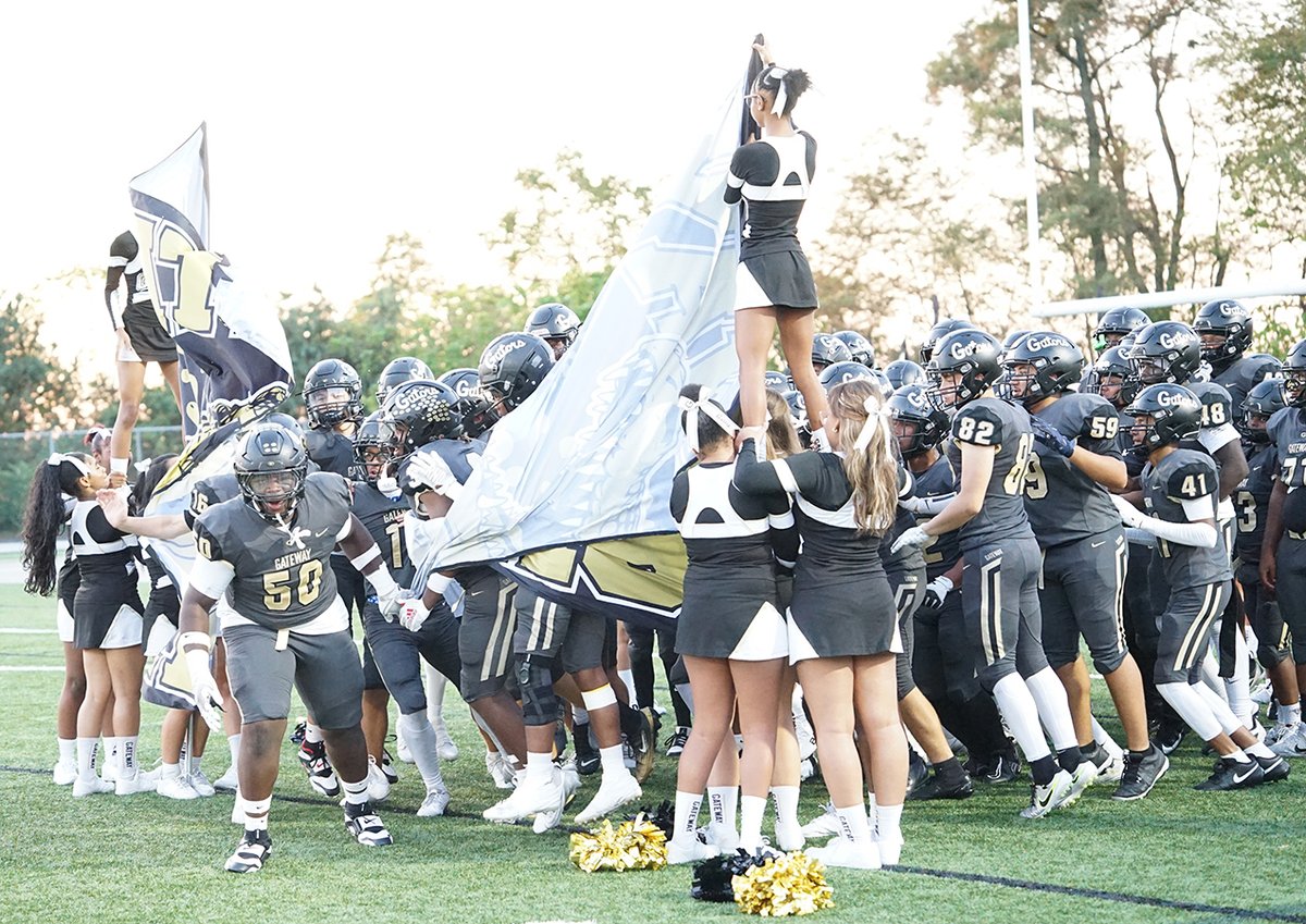 Gateway_SD's tweet image. Congratulations to our Homecoming king and queen, TJ Mitchell and Nadia Szekely! The Gators suffered a hard-fought 29-28 loss to Armstrong. Nevertheless, it was a fun night at Antimarino Stadium, celebrating our students. More photos on our Facebook: facebook.com/share/p/1B6KGN…