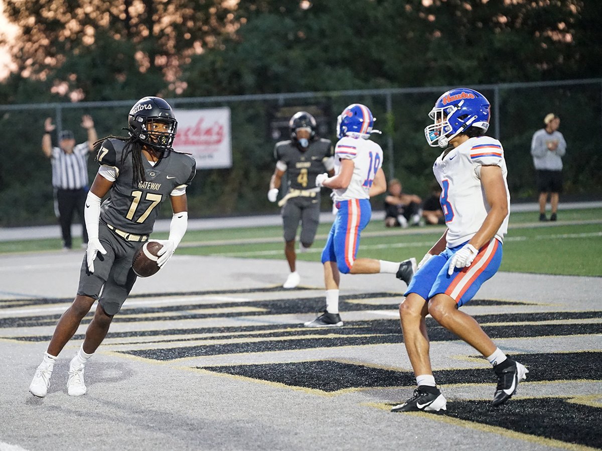 Gateway_SD's tweet image. Congratulations to our Homecoming king and queen, TJ Mitchell and Nadia Szekely! The Gators suffered a hard-fought 29-28 loss to Armstrong. Nevertheless, it was a fun night at Antimarino Stadium, celebrating our students. More photos on our Facebook: facebook.com/share/p/1B6KGN…