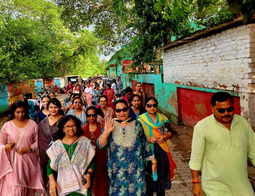 आज uppss बांदा द्वारा शिक्षकों की सेवा शर्तों के साथ किए जा रहे खिलवाड़ के विरोध में माननीय प्रधानमंत्री जी को संबोधित ज्ञापन बांदा चित्रकूट सांसद श्रीमती कृष्णा शिवशंकर पटेल को प्रदान किया गया
<a href="/DrDCSHARMAUPPSS/">Dr Dinesh Chandra Sharma</a> 
<a href="/narendramodi/">Narendra Modi</a> 
<a href="/prakashbjp_/">Prakash Dwivedi</a> 
<a href="/CMOfficeUP/">CM Office, GoUP</a>