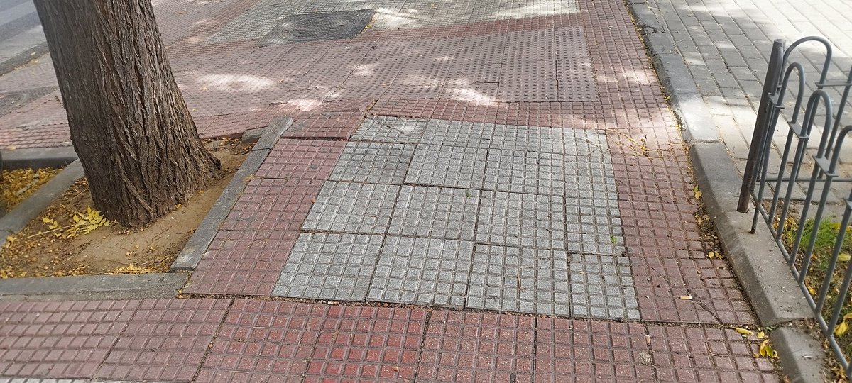 nuria_monte's tweet photo. @Ayto_Torrejon cuando van a arreglar está acera?? Porque para hacer fotos para que salga el Alcalde mandan un escuadrón y pintan hasta paredes que no son del Ayto, pero lo que es currar por los barrios y mantener todo bien ... Si es preciso hagan nuevas fotos!!!! https://t.co/dcMMkIXfJ9