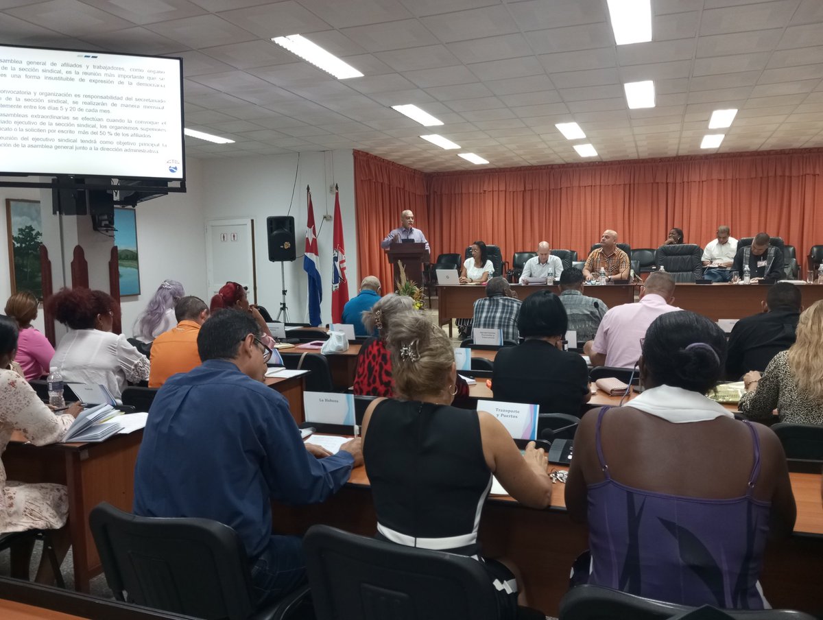 #PorCubaJuntosCreamos
En reunión con los principales cuadros de nuestra organización <a href="/Colina_CTCuba/">Miguel Colina</a> al referirse a la asamblea de afiliados y trabajadores enfatizó: "Ese es el espacio de los trabajadores y no se puede violar"