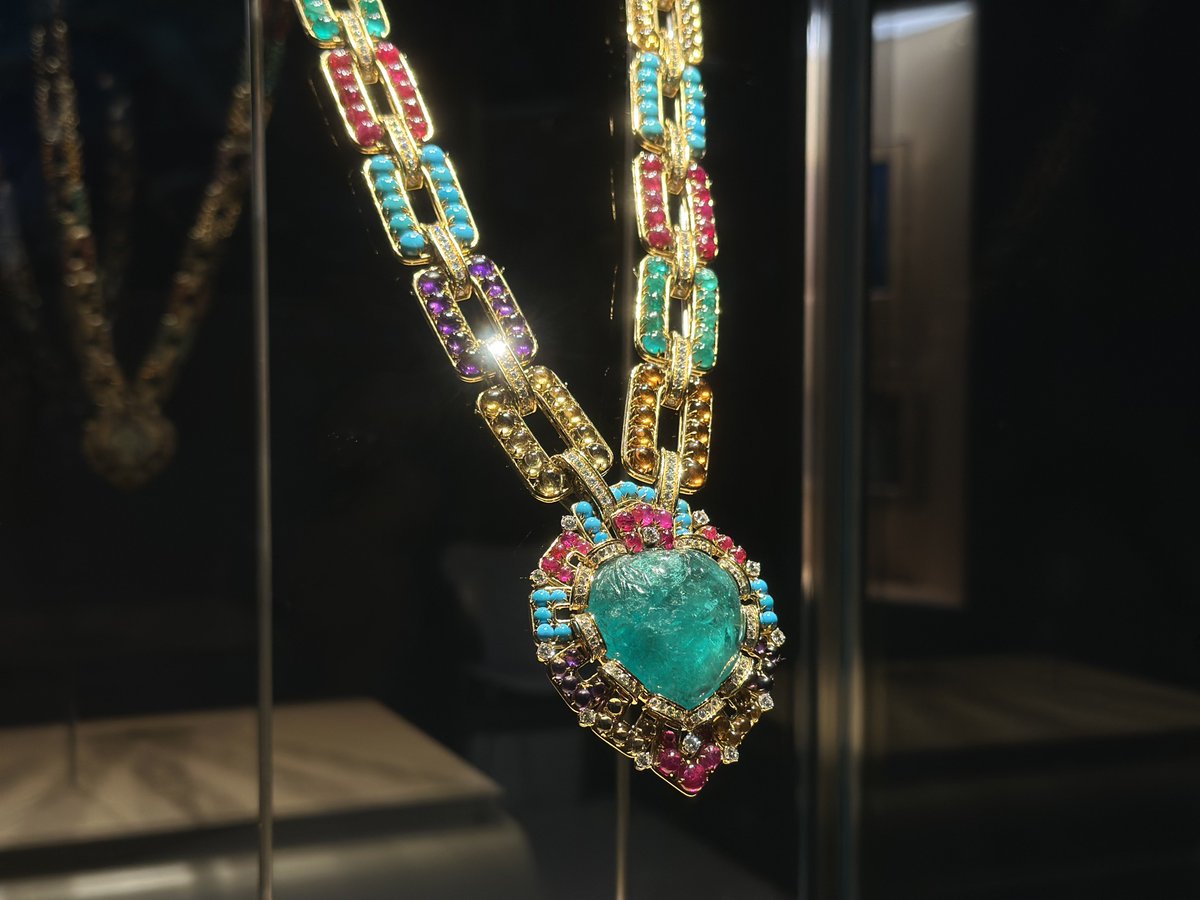 nap_vlog_'s tweet image. 「ブルガリ カレイドス」へはもちろんBVLGARIのディーヴァセットで🪭✨
こんなに美しい作品たちと同じブランドのジュエリーを持てるなんて！と改めて感動しました☺️