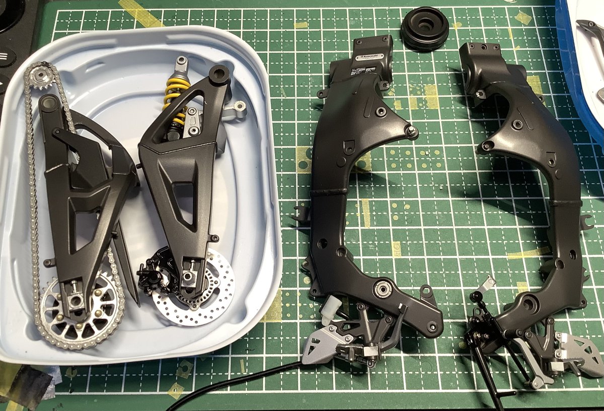 kwntkm's tweet photo. #MENGMODELS ZX-10R。エンジン・フレーム組立
ナット類はマスキングしてミラークロームで塗装エンジンブロックのナットは3Dプリントパーツで置換
フレーム類もどんどん組立。チェーンは3分割のお陰でスプロケットの塗分は楽チン。チェーンのピンは筆塗り
ホイールを仕上げないと先に進めない事が判明😫 https://t.co/XQpyq60f5D