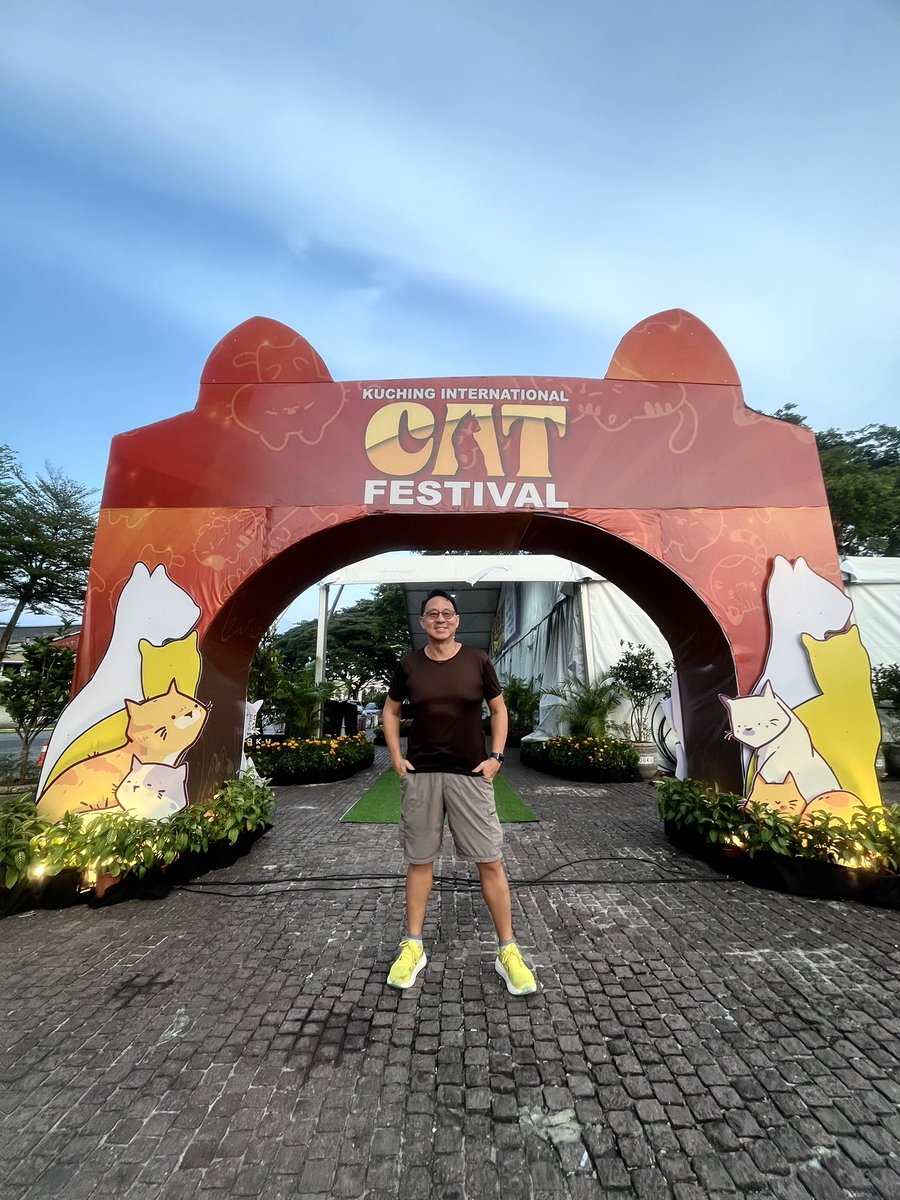 CurtisSChin's tweet photo. How is your #Caturday going? Greetings from the #Kuching International #Cat 😽 Festival. Yes, there is such a thing, of course, here in #thecatcity & capital of #Sarawak, Malaysia: Kuching. Thanks @StacieBerdan for the photo assistance. #MoreToDiscover. #OpenMindset. #GoGlobal! https://t.co/BInnLFmxcR