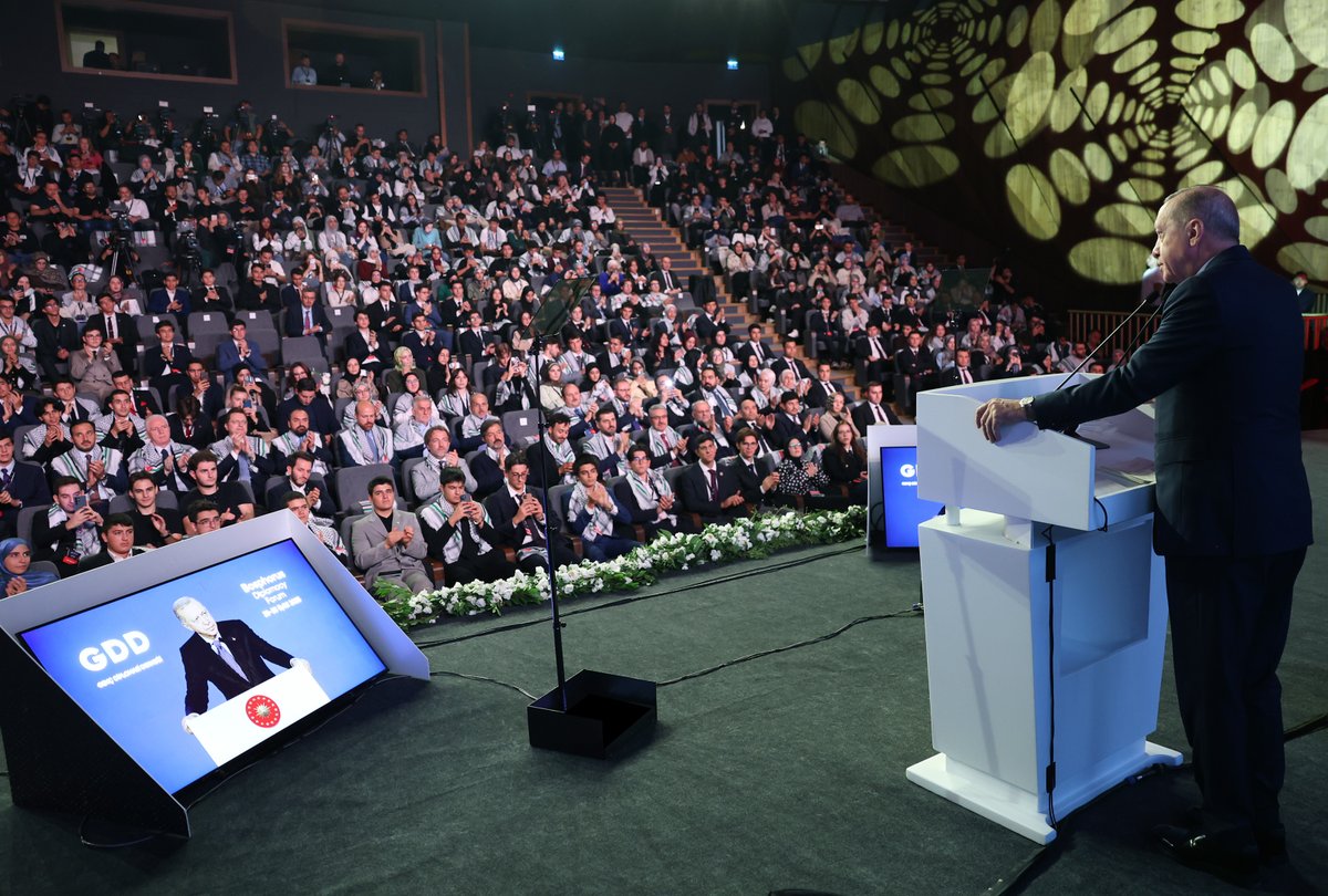 Tarihin Işığında Diplomasi başlığıyla Demokrasi ve Özgürlükler Adası’nda icra edilen Bosphorus Diplomasi Forumu’nun hayırlara vesile olmasını diliyorum.

Forumu başarıyla tertipleyen Genç Diplomasi Derneğimizin üyesi her bir kardeşime tebriklerimi iletiyorum.