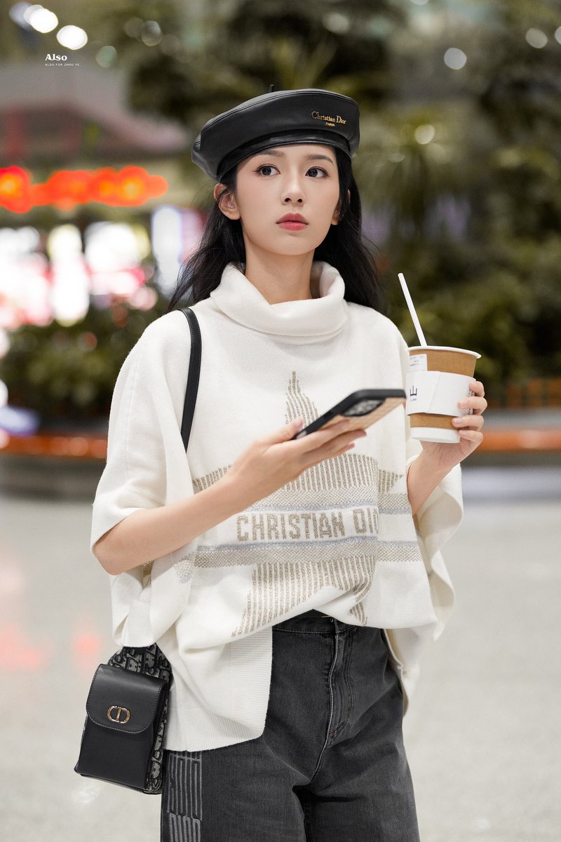 Ahhhh Zhou Ye spotted at the airport flying off to Paris looking chic in her beret! All decked in Christian Dior! 

#zhouye #ParisFashionWeek 

📸 Also_周也