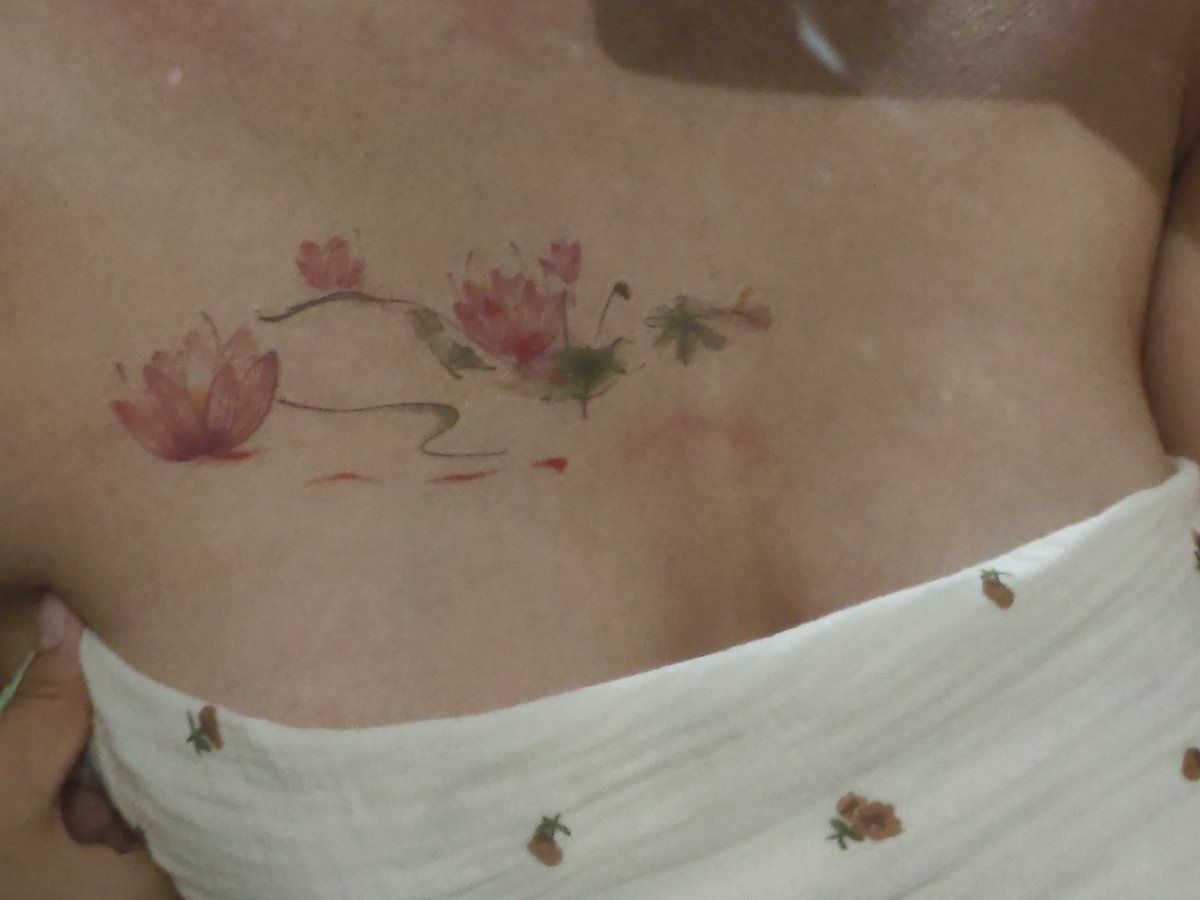 买了纹身贴，但是贴的太靠下了穿衣服都露不出来