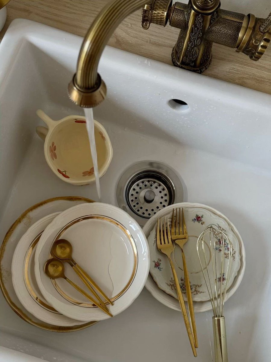 laurafalco_'s tweet image. it’s time for a reset day. let’s recharge, refresh, and feel brand new to glow

✨ an interactive thread ✨