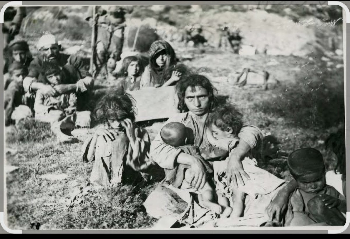 Dersim katlimını yaṣamıṣ bir tanıdığımızın annesi  Alzheimer olduğu  için kimseyi hatırlamıyordu.Ama bir ṣeyi unutmamıṣtı, DERSİM katliamı.
Kedi mıyavlasa çocuk, bebek sanıp kucağına alıp susturmaya çalıṣıyordu.
"Jenderme"kelimesini duyduğunda ,tedirğin olup  saklanıyordu++