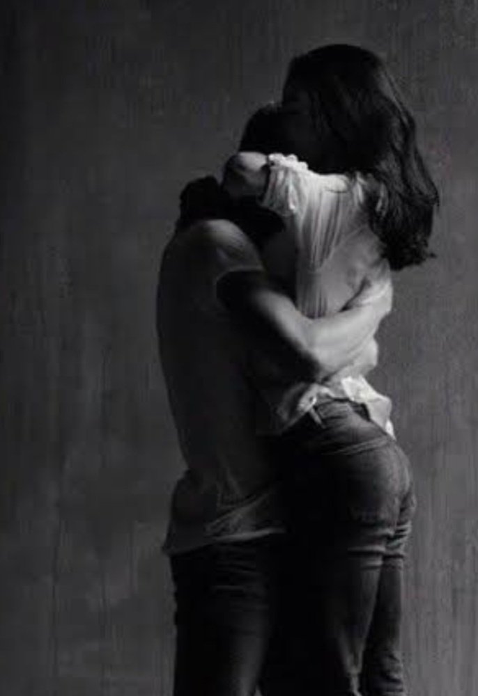 Madem sensin o
Madem sevmeksin, gülmeksin, yaşamaksın  
Madem milyarlarca ihtimal varken  rastladık birbirimize 
Kal böyle, gitme
Sarıl bana, senin gibi kokana kadar bırakma