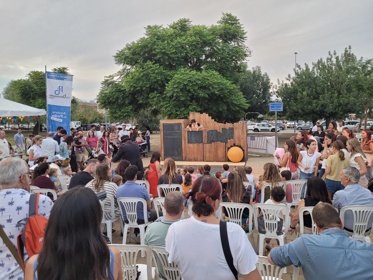 Magnífico día de #VeláBermejales25.

🥘Gran paella
🎯Juegos infantiles
⛹️‍♀️Torneo de pickleball 
🎪Espectáculo circense 'Aloló'

🧍🏻🧍🏻‍♀️🧒🏻👧🏻Actividades para todos los públicos con un gran éxito de asistencia y que fomentan la convivencia vecinal.

#SevillaEstáEnMarcha