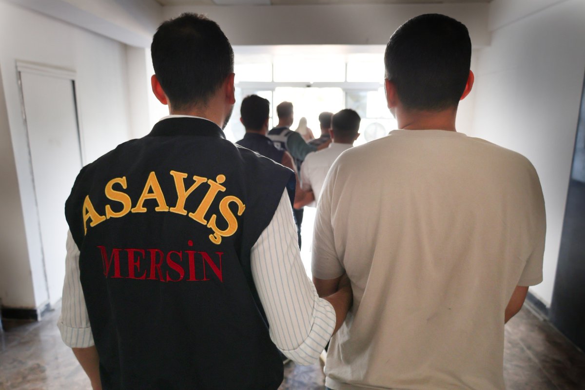 Kendini polis olarak tanıtan dolandırıcı ve yardımcıları yakayı ele verdi | Mersin Post mersinpost.com.tr/haber/13357/ke… #Mersinpostcomtr #Mersinpost #Sondakika #Mersin #Toroslar #Akdeniz #Tarsus #Çamlıyayla #Yenişehir #Mezitli #Erdemli #Silifke #Mut #Gülnar #Aydıncık #Bozyazı #Anamur