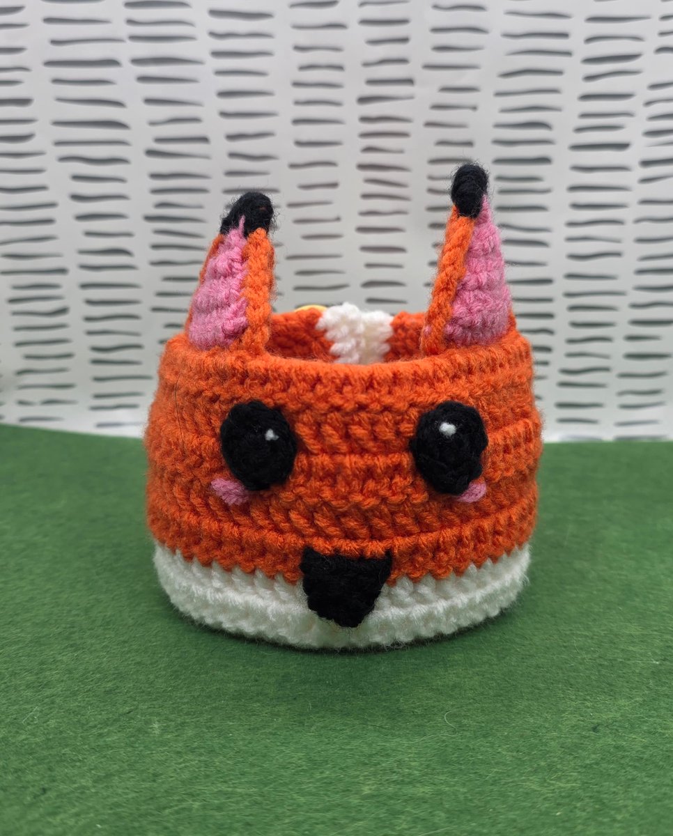 abbymayart's tweet image. ✨It’s here!!✨
My Fox Tumbler Cozy crochet pattern is now live on Ribblr! 🦊☕ Perfect for cozy drink girlies this fall 🍂
Big thanks to my amazing testers! You made this possible, your makes all turned out adorable💕 Pattern Link in Comments!⬇️

#Crochet #FallVibes #FoxLovers