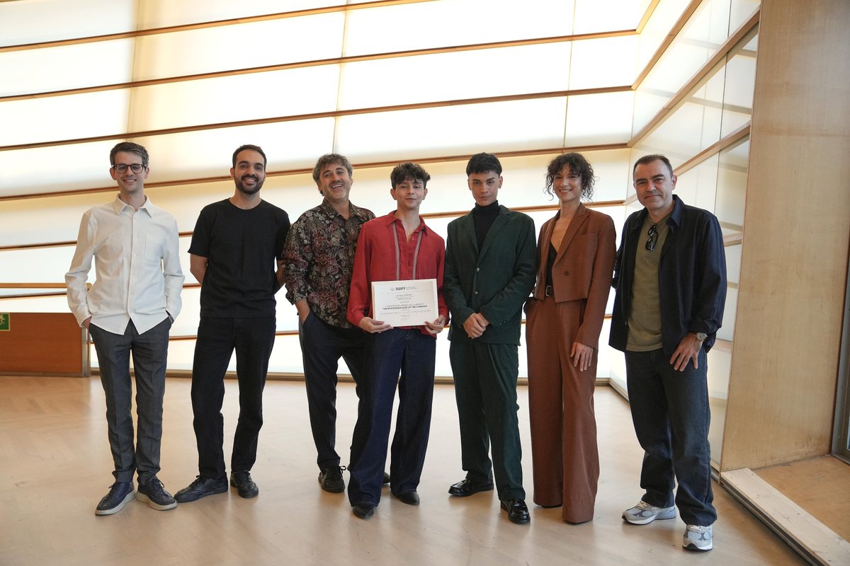 #73SSIFF 🦩 #LaMisteriosaMiradaDelFlamenco, debut del chileno <a href="/d/">d</a>.cesdi, ha clausurado la sección #HorizontesLatinos. La película además ha ganado el Premio @damautor de la Juventud y el @premiosebastiane Latino de la edición.

[EUS] 🦩 Diego Céspedes txiletarraren