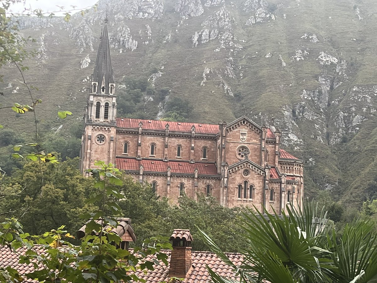 Por aquí estamos. A los pies de la Santina