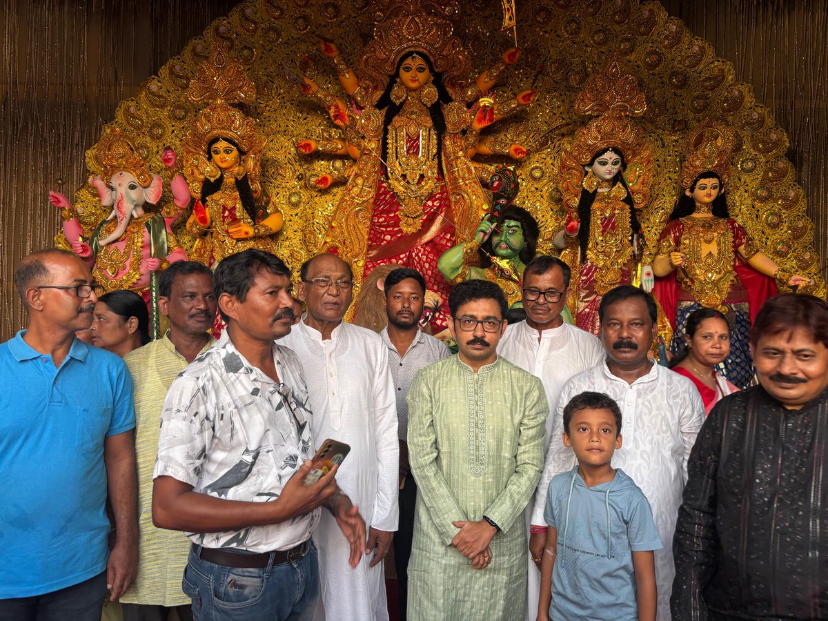 Tanmoy_Fetsu's tweet photo. #জেলার_পুজো:
আজ কুচবিহার শীতলকুচিতে বীনাপানী সংঘ ও পশ্চিমপাড়া মিলন সংঘের একই মাঠে ৩ টে পুজোর উদ্বোধন করলাম।
সাথে স্থানীয় বৈরাতি নাচ অতিরিক্ত পাওনা।
যারা বলে বাংলায় দুর্গাপুজো হয়না তারা বাংলার সংস্কৃতি জানে না, বাংলা চেনেনা।
সকলকে পঞ্চমীর শুভেচ্ছা 🙏
#DurgaPuja https://t.co/0laqNrhsNR