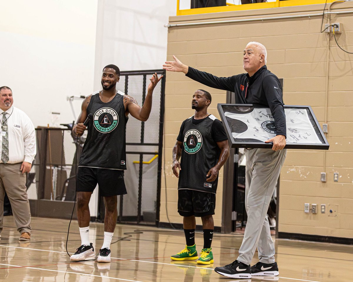 Making an impact!

Coach Tinkle visited Oregon State Correctional Institution earlier this month in support of Brett Hollins and the Side Door Foundation.

Learn more about the Side Door Foundation: thesidedoorfoundation.org

#GoBeavs
