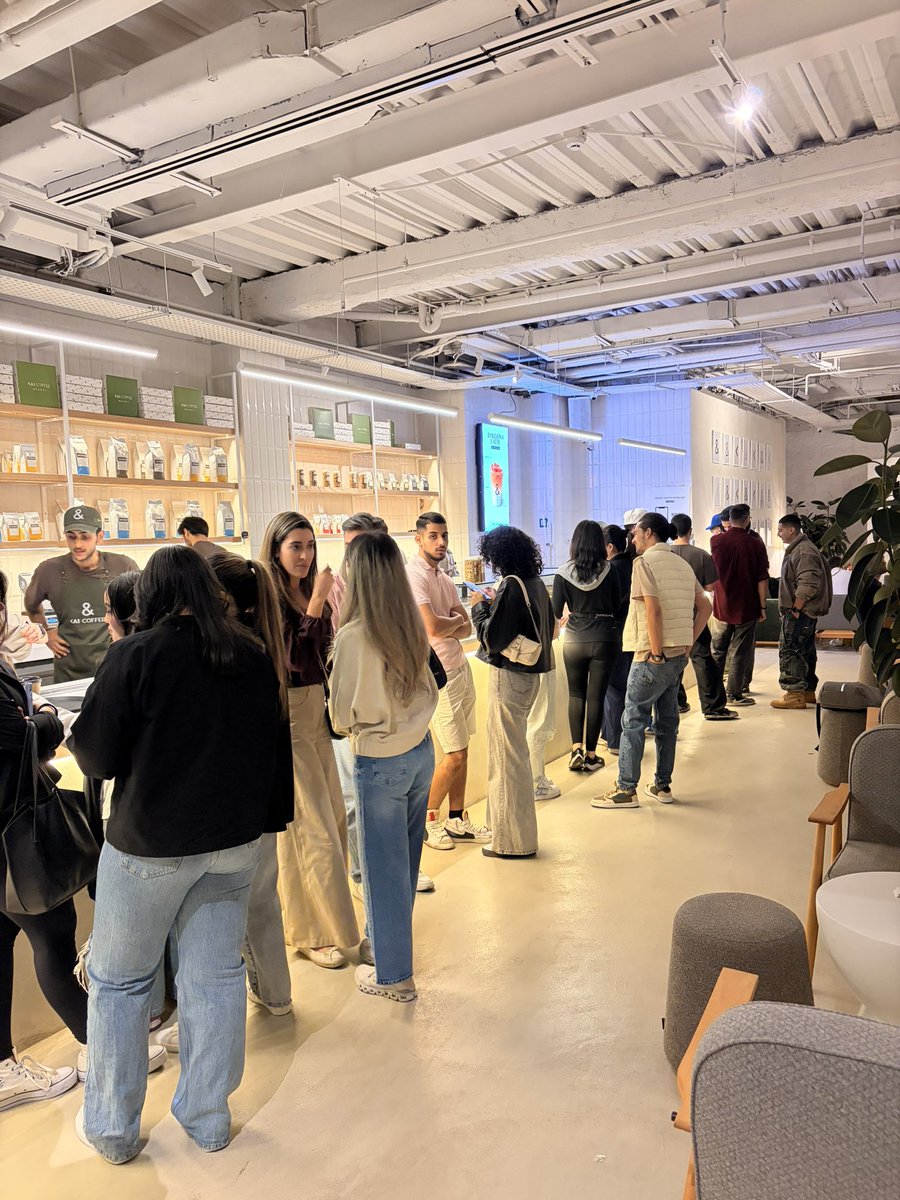 shahriRtwt's tweet image. رفتم کافه دیدم می‌گه باید وایستی توی صف سفارش بدی :))) 
۲۰ نفرم اونجا تو صف!
به پسره آخر صف گفتم عادیه وایستی تو صف، گفت اره لایف‌استایلمونه!!
یا من خیلی پیر شدم یا ملت رد دادن🥸