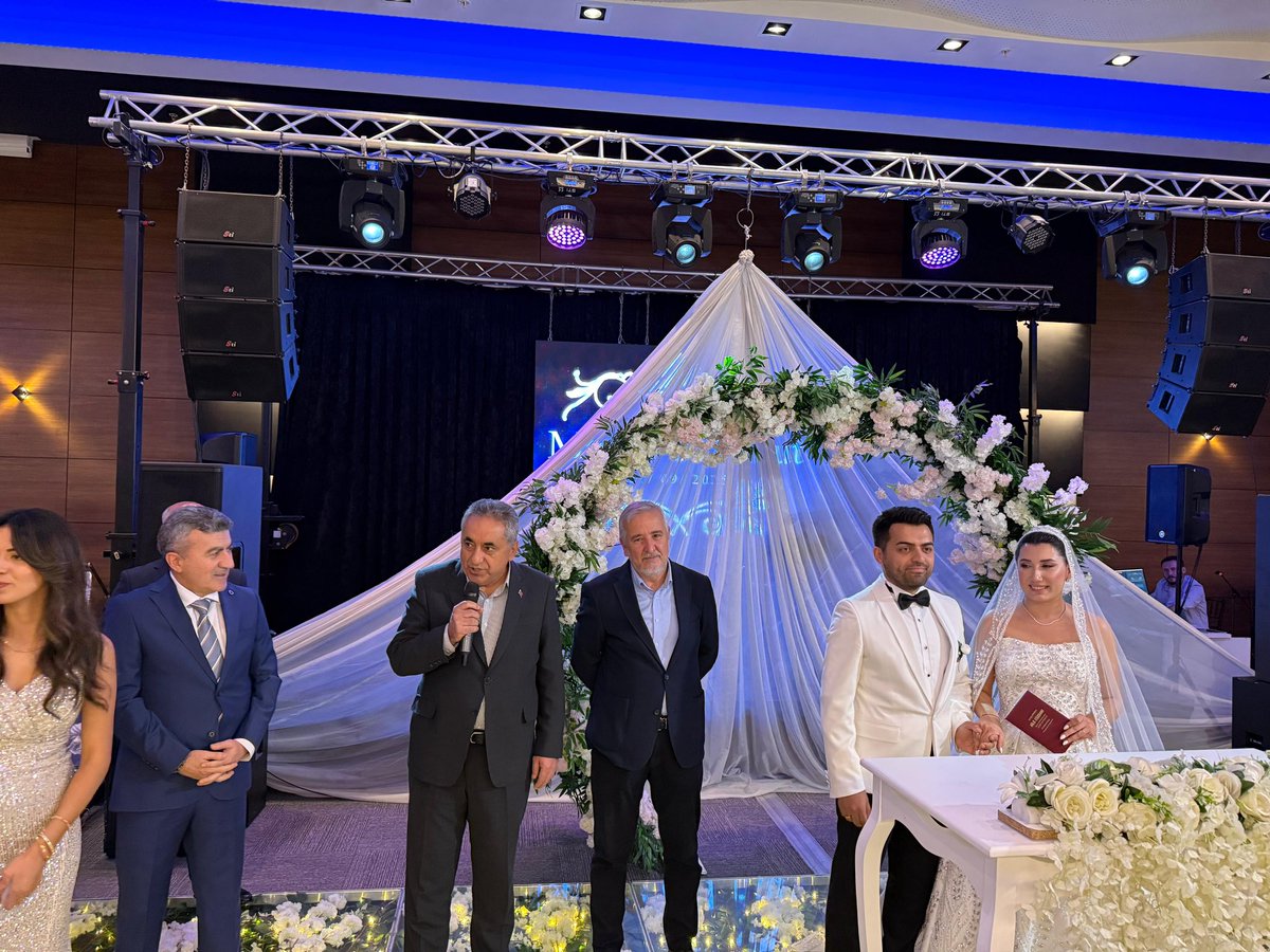 📌Genel Başkan Yardımcımız Özkan Ulupınar ve Ankara Şube Başkanlarımızla;  Ankara 12 Nolu Şube Başkanımız Atıf Atasoy’un oğlunun düğün merasimine katılıp, genç çiftlerin nikahına şahitlik ettik.

📌Genç çiftlere iki cihan saadeti diliyor, dava ve mücadele arkadaşımız Atıf