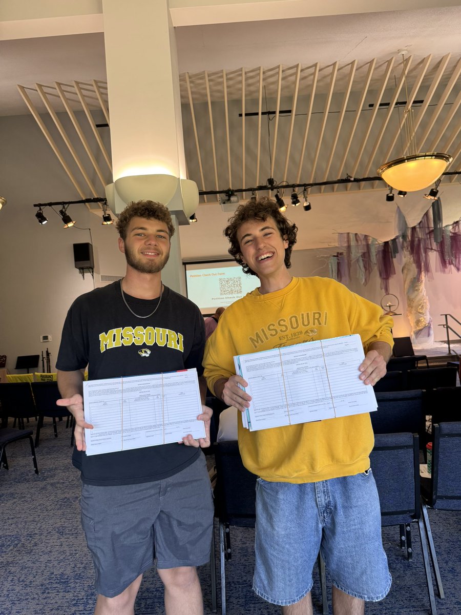MidMoDSA's tweet image. 12 of our members got trained on signature gathering today with People Not Politicians 💛 We are so excited to hit the streets and tell folks about this opportunity to make sure our maps are fair.