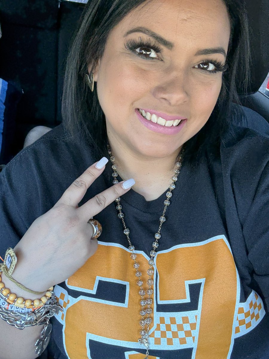 Malelaglam's tweet photo. Celebrating my daughterโs bday and how blessed Iโve been ๐โ๏ธ๐ฅฐโค๏ธโ๐ฅ๐งก. LETS GOOOO VOLS! #Voltwitter #VolsNation #VFL #GoVols https://t.co/KhDVszGDLu