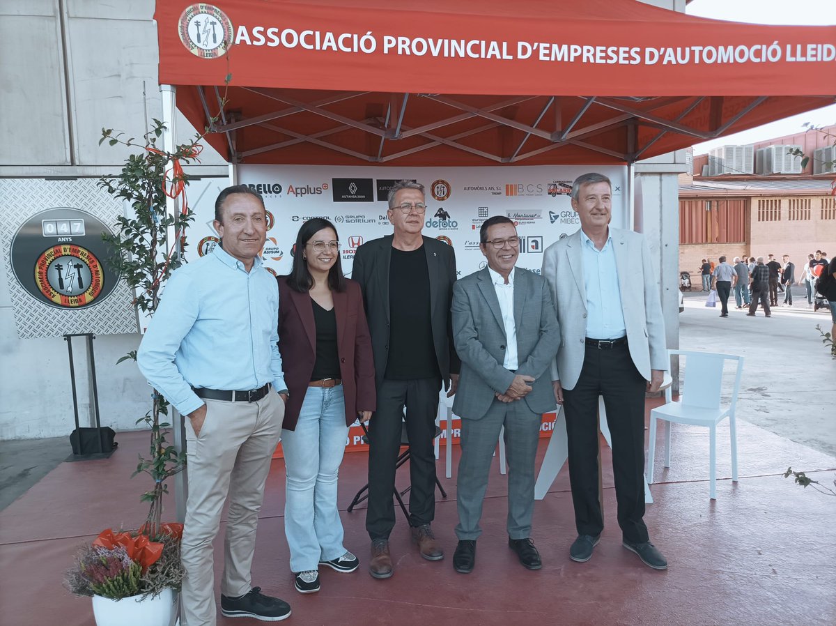ERCfedLleida's tweet photo. 📌 Avui, nombrosos càrrecs orgànics i electes d’ @Esquerra_ERC 🟡 hem visitat la 1a edició de la #FiraMos, una gran aposta per la gastronomia 🍏🫒 de les nostres comarques i pel producte de qualitat de quilòmetre zero de les Terres de Lleida‼
👉🏼 #GustDeLLeida #FiraDeSantMiquel https://t.co/rMNZormlmn