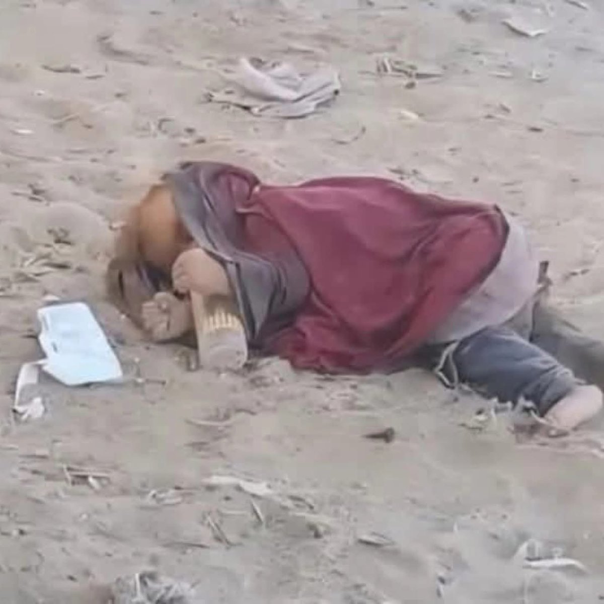 Elinde biberon, içmesine izin vermediler. Burasu Gazze