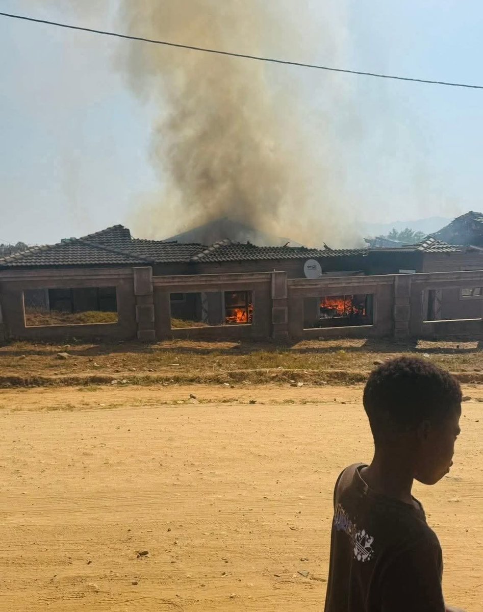 Limpopo husband allegedly burnt down his house after finding his wife with another man when he surprised her by coming from Pretoria for the weekend to enjoy Heritage Weekend. 💔#SSRugby