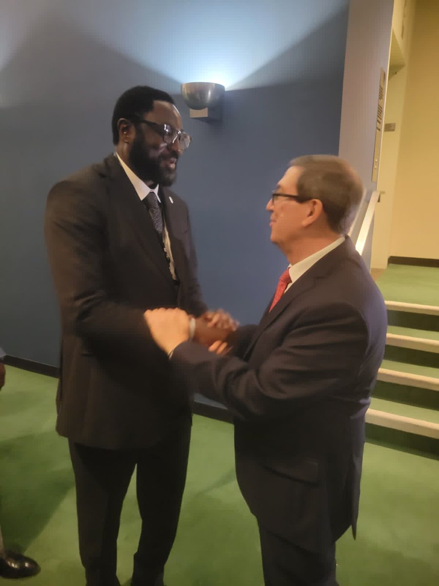 Excanciller #gambiano, Mamadou Tangara, un gran amigo de #Cuba, saluda en #AGNU80 a ministro de relaciones exteriores #cubano <a href="/BrunoRguezP/">Bruno Rodríguez P</a>.
#GambiaCubaSiempreUnidas.