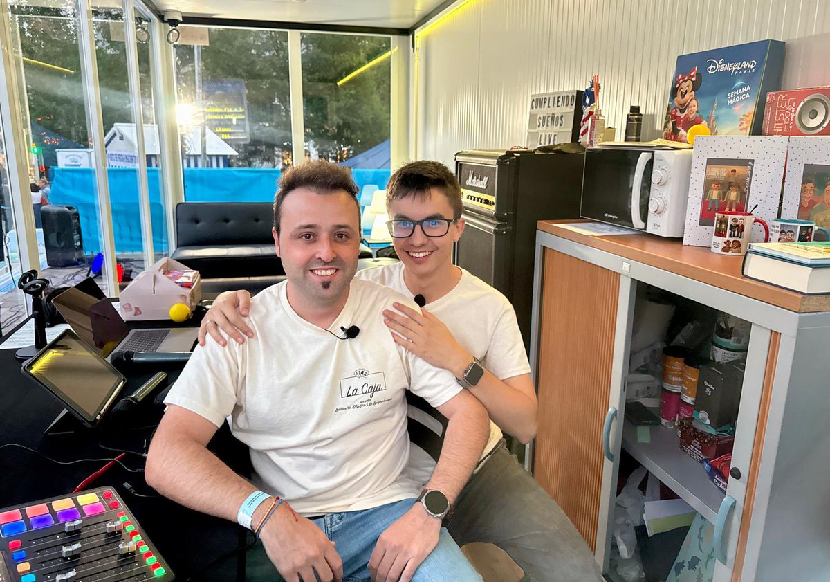 Arranca ‘La Caja’ en la Plaza del Ayuntamiento, evento solidario que nos une en la lucha contra el cáncer infantil. Gracias Mago Xuso, Asier Moon y a todos los que hacéis posible que #Santander sea ilusión, esperanza y compromiso. Bienvenidos al reto 🧡✨retolacaja.com