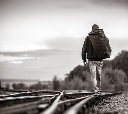 لملم جـروحه على كـفـه وراح 
وإقتطع له مـن عـيوني تـذكره

شال عمره ردد أطلبك السماح
واللي بـاقي منك فيني بـحكـره

بذكرك دايم على أنغام الصباح
وإن غشاني الليل نمتك أشكره

كل حزنٍ في غـيابك لي مـبـاح
والأغـاني دون صوتك مـنـكره

راح في يــده شناط من جـراح
مـاتـرك لـي شيء مـنـه أذكـره