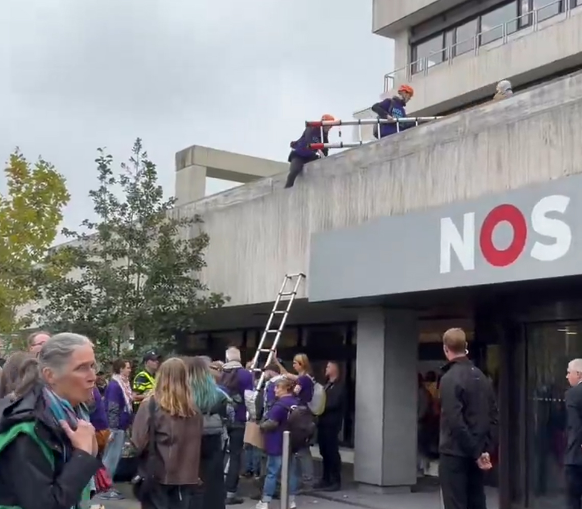 Gregorius (@g_knieschot) on Twitter photo Het <a href="/NOS/">NOS</a> gebouw is onderwerp van een <a href="/NLRebellion/">Extinction Rebellion Nederland</a> protest, we zien geen romeo's die de zaak ophitsen, geen ME, nee we zien agenten die goedkeurend toekijken. Het <a href="/NOS/">NOS</a> gebouw is onderwerp van een <a href="/NLRebellion/">Extinction Rebellion Nederland</a> protest, we zien geen romeo's die de zaak ophitsen, geen ME, nee we zien agenten die goedkeurend toekijken.