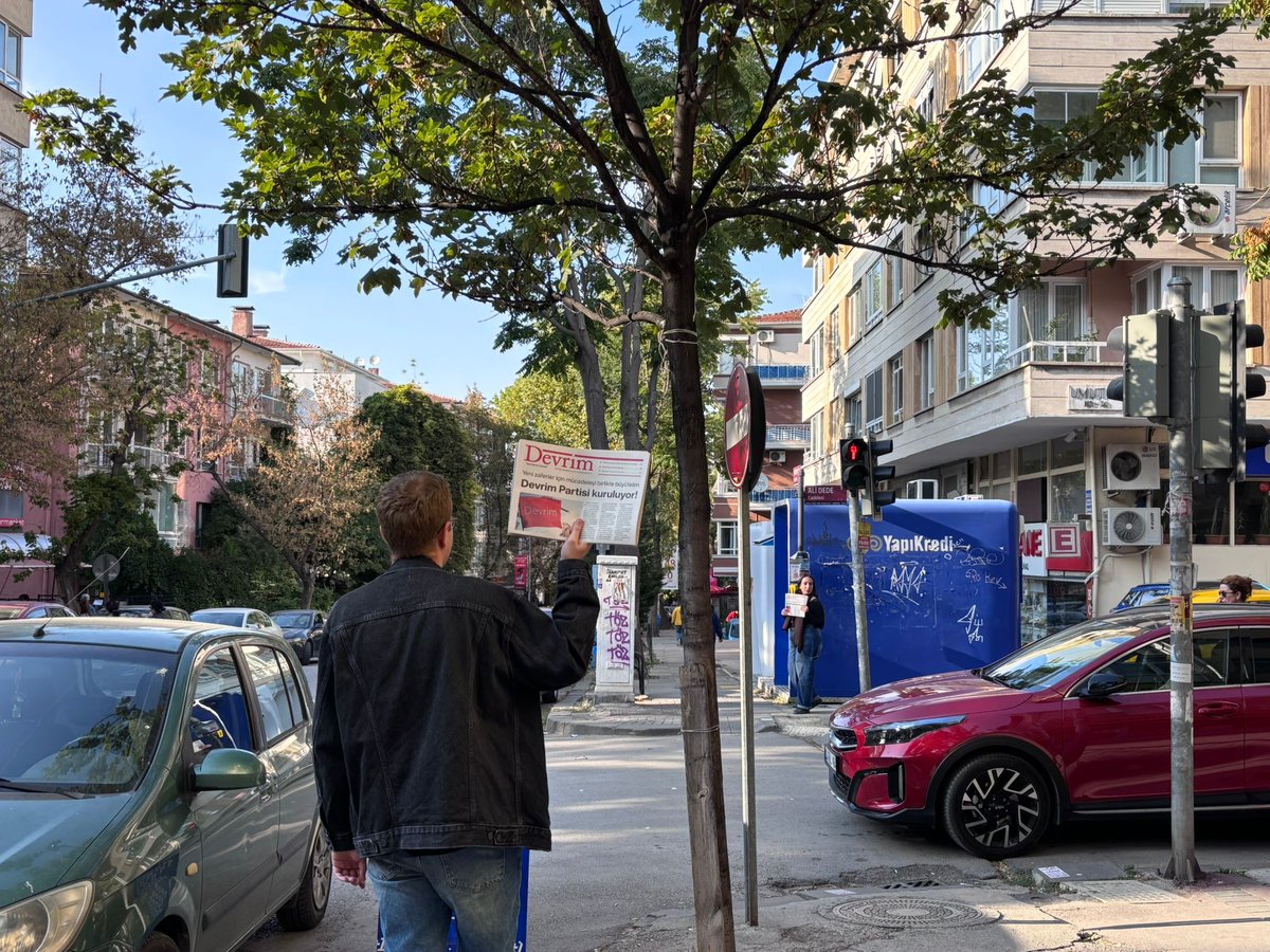 DHAyranci's tweet image. &quot;Devrim Partisi kuruluyor!&quot; manşetiyle çıkan Devrim Gazetesi&apos;ni Güvenlik Caddesinde okurlarla buluşturduk.