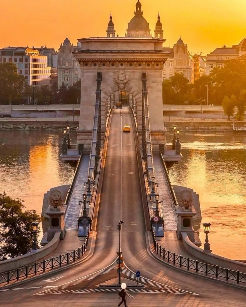 David Melo (@_davidmelo92) on Twitter photo The golden hours in Budapest!!
 by budapest.traveling The golden hours in Budapest!!
 by budapest.traveling