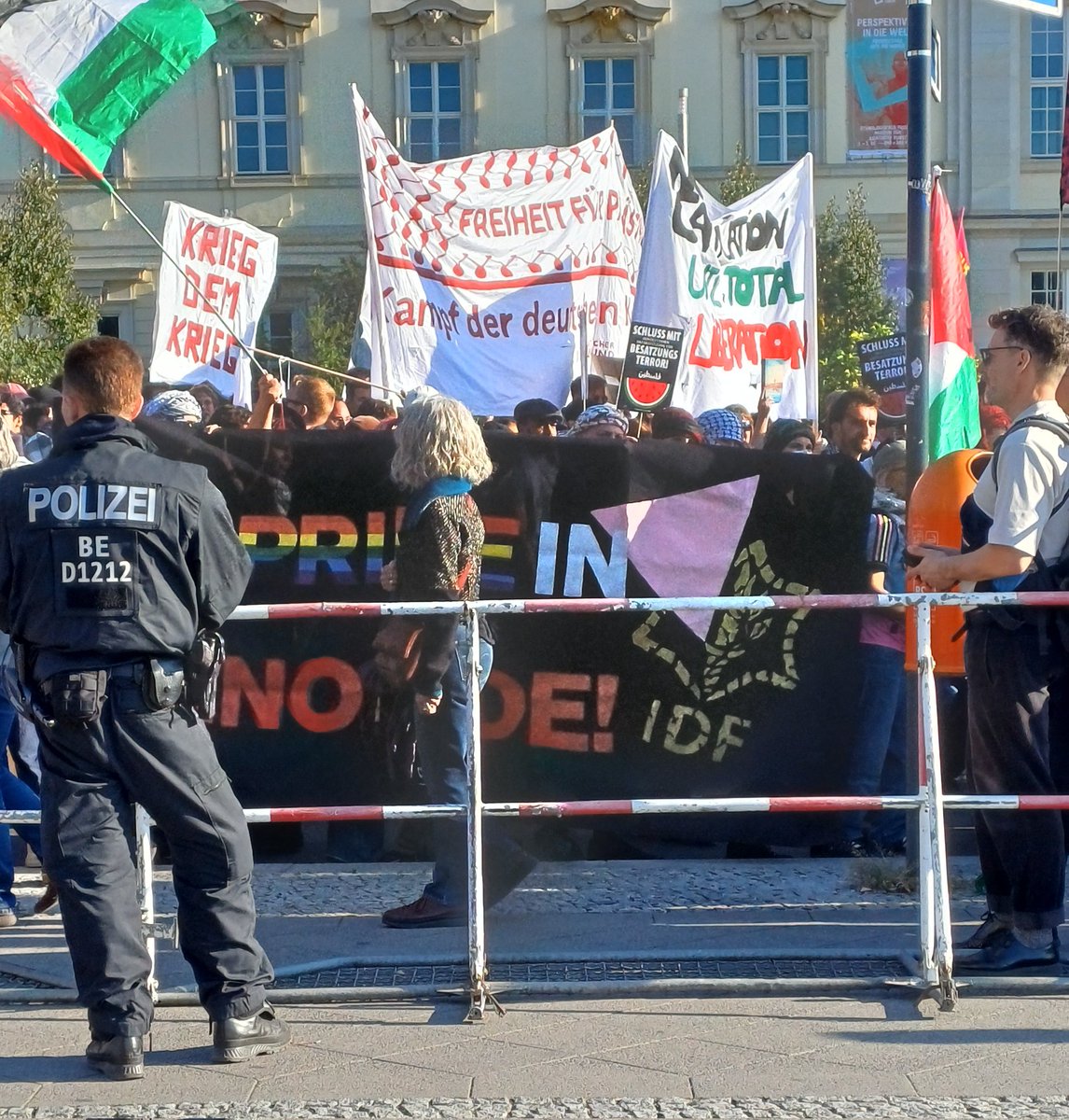 #b2709  Knapp 2 Jahre nach dem genozidalen Pogrom am 7.10.23 in Israel organisiert <a href="/dieLinke/">Die Linke</a> eine antisemitische Groß-Demo, bei der die Täter des 7.10. gefeiert und die Vernichtung Israels gefordert werden: Rotes Dreieck als Aufruf zur Gewalt gegen "feindliche Ziele" und... 1/2