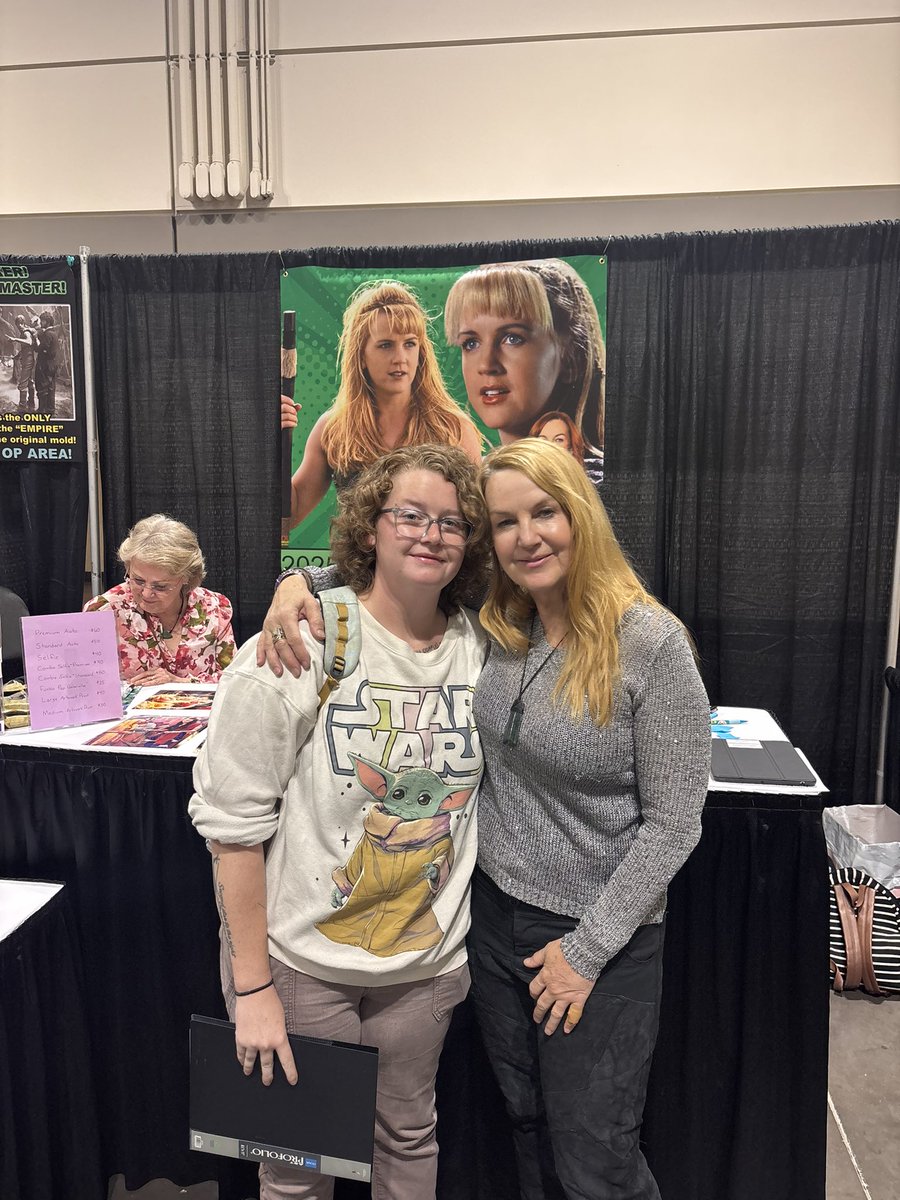 thatwitchygeek's tweet image. Not Renee almost knocking my glasses off my face 🤣