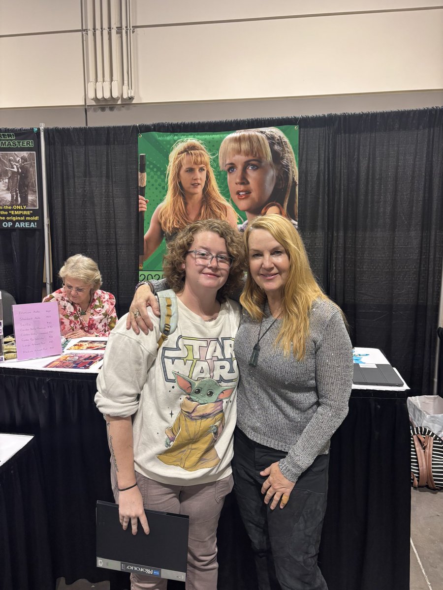 thatwitchygeek's tweet image. Not Renee almost knocking my glasses off my face 🤣