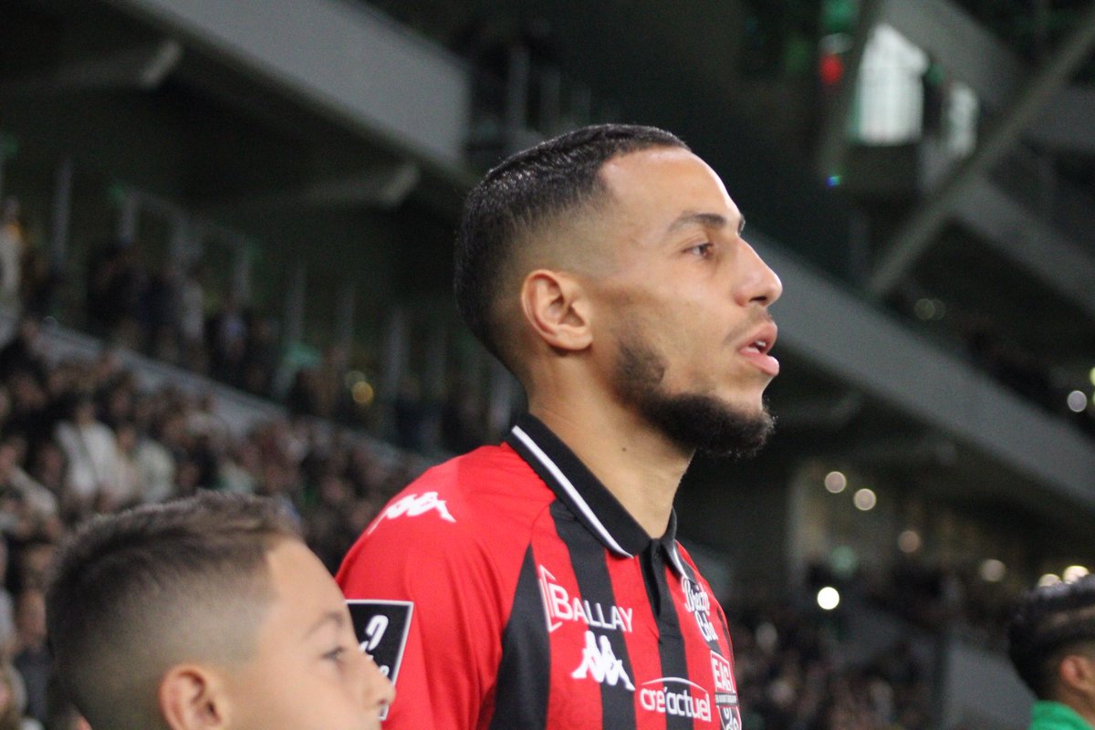 Déjà à l’entrée des équipes il savait ❤️🖤 <a href="/EAGuingamp/">En Avant Guingamp</a>