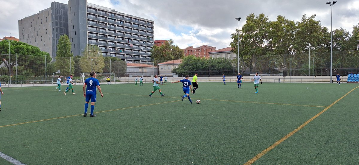 +3 El partit se'ns ha complicat en quedar-nos amb un menys per doble groga al minut 41 i rebre l'empat a quatre minuts de la represa, però hem sabut gestionar-ho. Un gol al minut 75 ens ha donat la primera victòria de la temporada. Endavant! ⚪️🟢
Sants, 2 - At. Castelldefels, 1