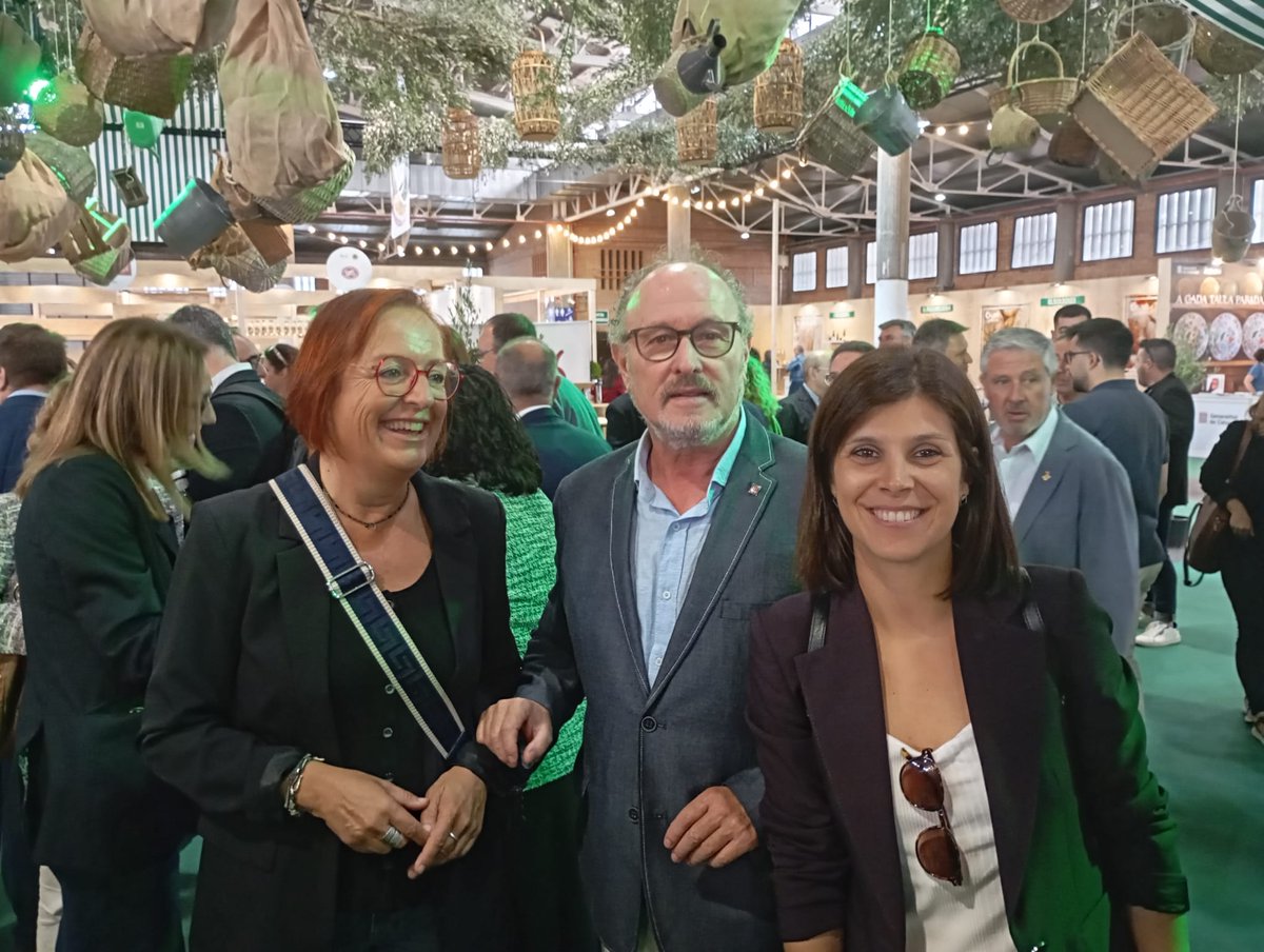 ERCPirineu's tweet photo. 📸 Assistim amb el diputat @BringueJosep a la nova Fira MOS-Sant Miquel que s'ha celebrat avui a Lleida al costat del president de la @diputaciolleida, @LoJoan

✅️ Un nou saló gastronòmic que aglutina als #productors locals i de proximitat de l'#AltPirineu , #Aran i Lleida https://t.co/g8XWUBYMDk