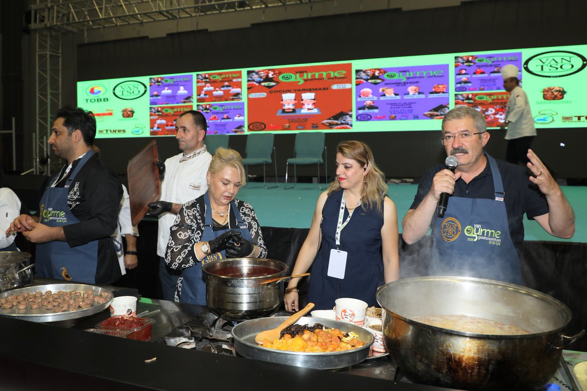 vantsokurumsal's tweet photo. Van Gurme ve Gastronomi Fuarımızın 3'üncü günü!

Odamız tarafından "81 İl 81 Lezzet" mottosuyla gerçekleştirilen Van Gurme ve Gastronomi Fuarı'nın 3'üncü gününde; komşu ülke İran İslam Cumhuriyeti'nden, il dışında ve İlimizden katılım sağlayan şeflerin workshopları ile devam etti.

Şeflerle birlikte yemek yapan Yönetim Kurulu Başkanımız Necdet Takva; gurmenin önemine vurgu yaparak, fuarımıza katılım sağlayan şeflere teşekkür sertifikası takdim etti.

AYRINTILAR VE FOTOĞRAFLAR İÇİN ⤵️
https://t.co/h3CBwPFB5N

@TOBBiletisim
@tcvanvaliligi
@vanbuyuksehirbb
@HaberVANYYU
@OsbVan
@ipekyoluexpo
@vangurme
@RHisarciklioglu
@NecdetTakva
@fevzi_celiktas
@Mehmetdegerr
@Omeryilmaz__
@BalandiSerdar
@burak_gultepe
@VeyselParin
@ResitYaren
@Mahmutkoroglu65
@GulgeldiKadir
@fahriborakk