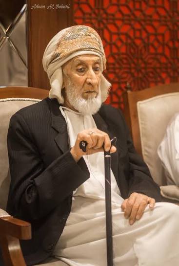 فى وقتٍ كانت قسوته تختبر عزائم الرجال ، وفى ظروفٍ لم تكن سهلة على من يسعى لبناء مستقبله ، انطلق الحاج عبدالرحيم بن عبدالرحمن البلوشي (النزواني) قبل أكثر من سبعين عامًا من مكانٍ متواضع فى ولاية بركاء ، حاملاً حلمًا كبيرًا ، فأسس مصنعه لصناعة الحلوى العُمانية التي ارتبطت على الدوام