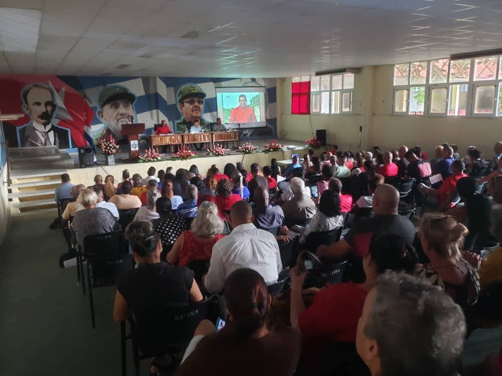 Como diputado de la <a href="/AsambleaCuba/">Asamblea Nacional Cuba</a> por el municipio de Santa Clara estuvimos en la Asamblea Municipal escuchando y analizando los temas que afectan el día a día de los santaclareños. Desde el presupuesto del 2026 hasta la limpieza de la ciudad y cómo llevar más alimentos a la mesa