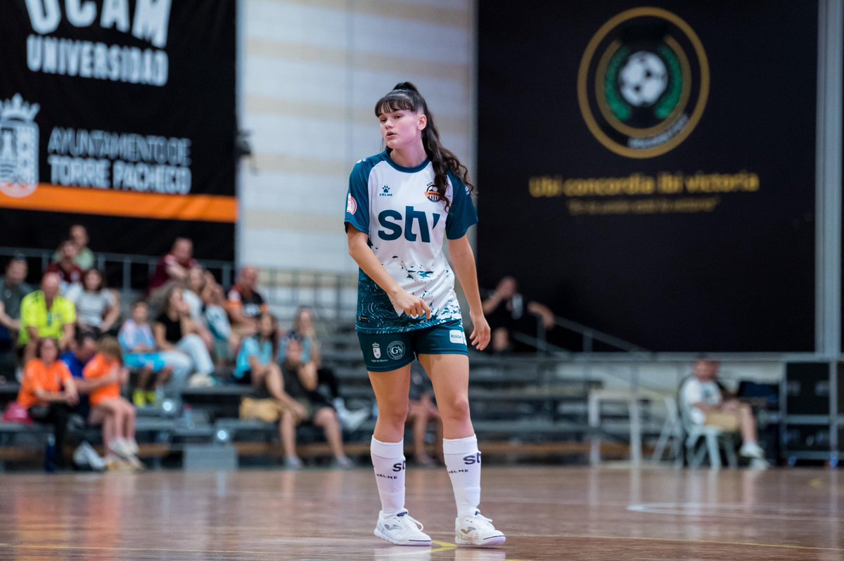 Gran semana para nuestra canterana <a href="/EvaArdil/">@evaardiil_</a> 👏

👉 Miércoles debut con hat-trick en el partido de la Copa de la Reina en Yecla.

👉 Esta mañana debut en Primera División con victoria para el equipo.

¡Enhorabuena Eva!🧡

#STVRoldan