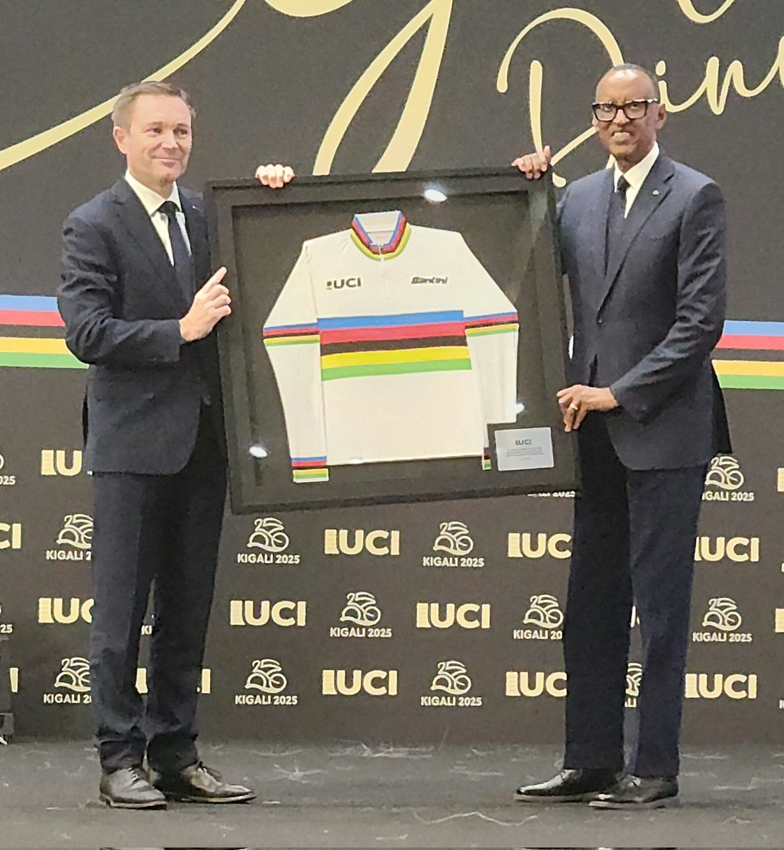 À la veille de la dernière épreuve des Championnats du monde UCI de #cyclisme sur route #Kigali2025, <a href="/DLappartient/">David Lappartient</a>, Président de <a href="/UCI_cycling/">UCI</a>, offre, en signe de reconnaissance, un maillot de Champion du monde, à SE Paul Kagame, Président de la République du #Rwanda.