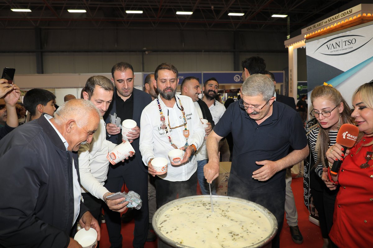 vantsokurumsal's tweet photo. Yönetim Kurulu Başkanımız Necdet Takva ve eşi Filiz Takva; fuarımıza katılan şefler tarafından hazırlanan İlimizin Coğrafi İşaret Tescilli yöresel lezzeti Ayran Aşı Çorbasını misafirlere ikram etti.

AYRINTILAR VE FOTOĞRAFLAR İÇİN ⤵️
https://t.co/h3CBwPG8Vl

@TOBBiletisim
@vangurme
@RHisarciklioglu
@NecdetTakva
@fevzi_celiktas
@Mehmetdegerr
@Omeryilmaz__
@BalandiSerdar
@burak_gultepe
@VeyselParin
@ResitYaren
@Mahmutkoroglu65
@GulgeldiKadir
@fahriborakk